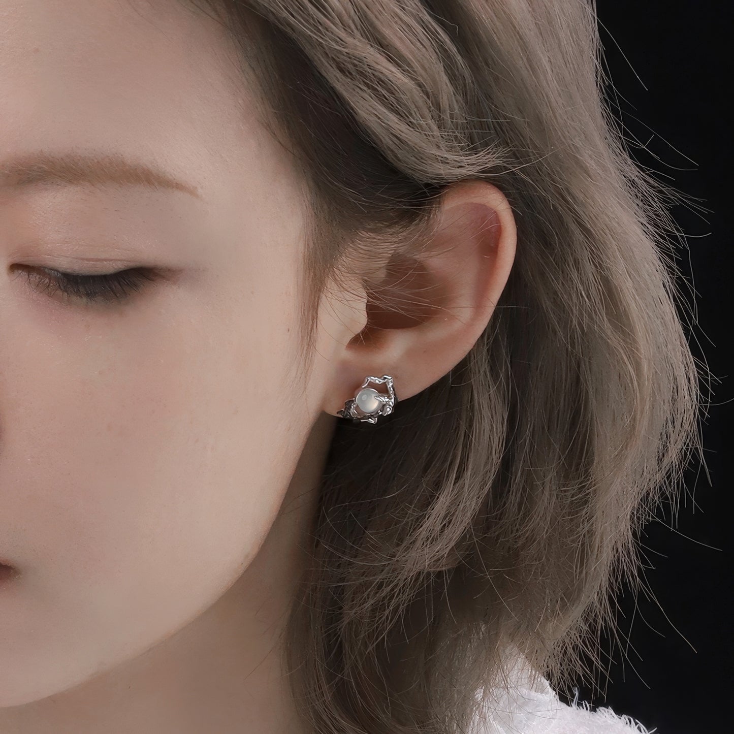 Moon Claw Pearl Mismatch Earrings