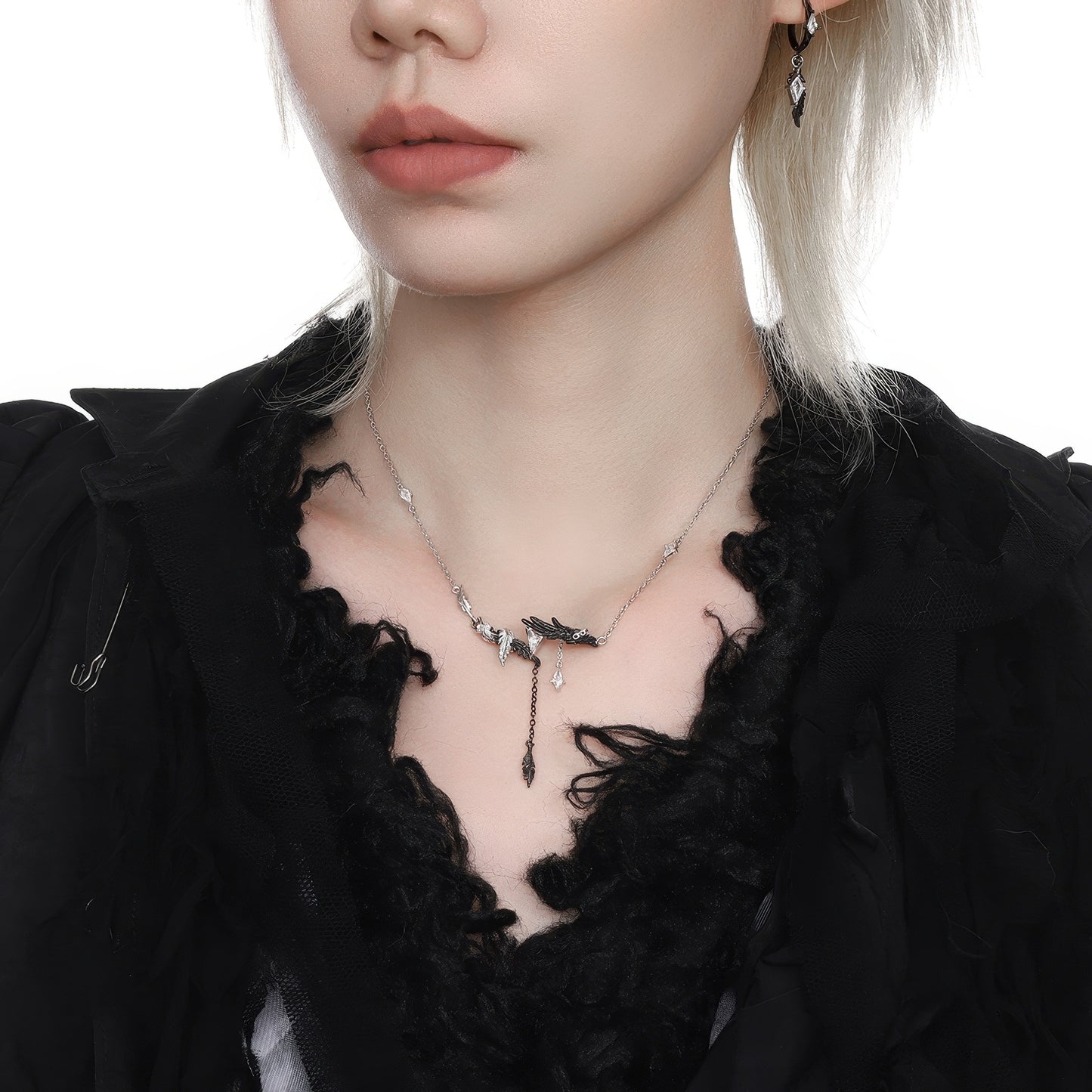 The drama of white doves and crows falling in love Original design feather wing necklace niche high-end cold clavicle chain