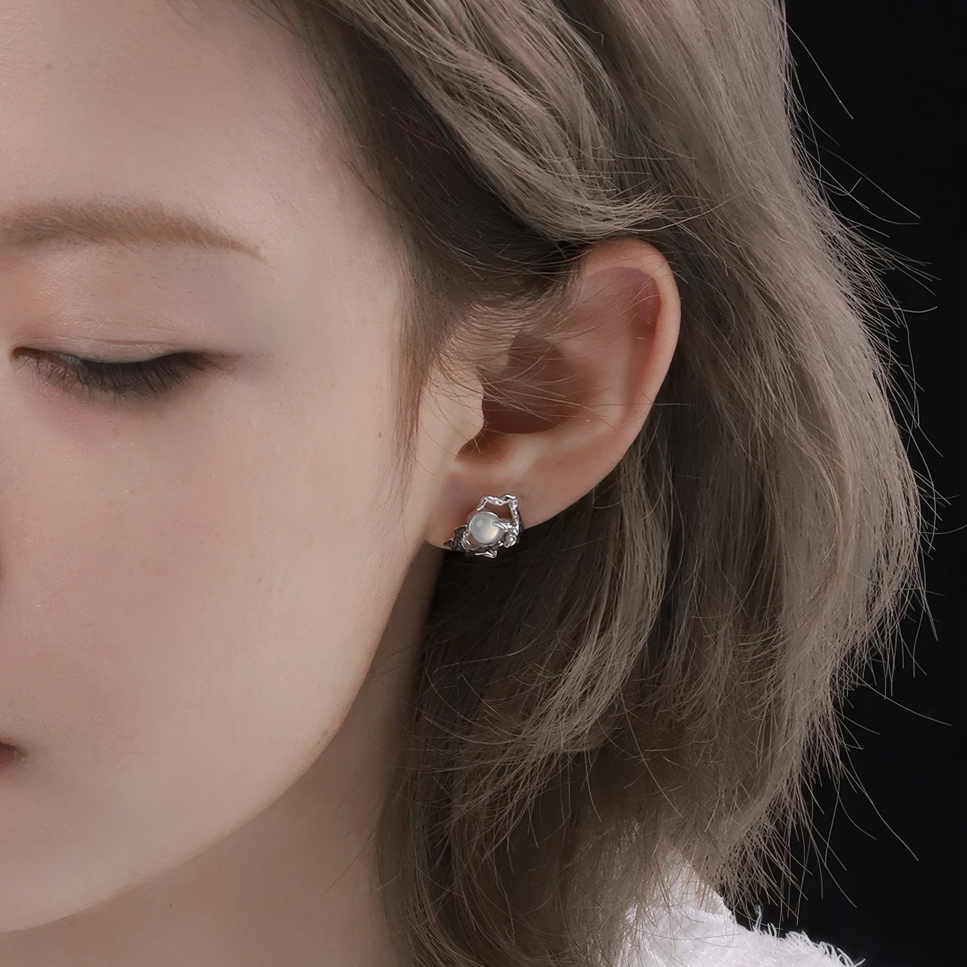 Moon Claw Pearl Mismatch Earrings