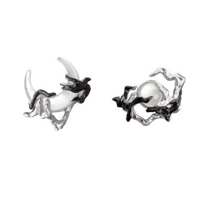 Moon Claw Pearl Mismatch Earrings